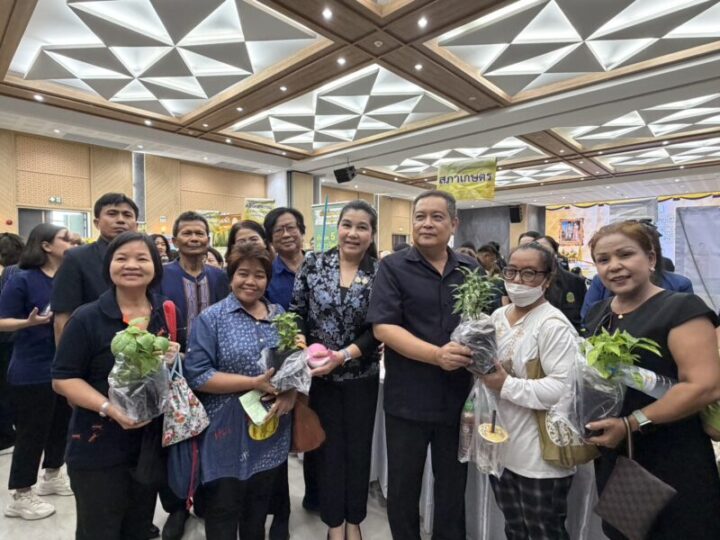 ปทุมธานีผวจ.ลุยเปิดคลินิกเกษตรเคลื่อนที่มุ่งยกระดับคุณภาพชีวิตเกษตรกร