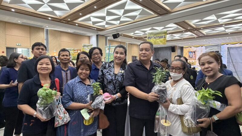 ปทุมธานีผวจ.ลุยเปิดคลินิกเกษตรเคลื่อนที่มุ่งยกระดับคุณภาพชีวิตเกษตรกร