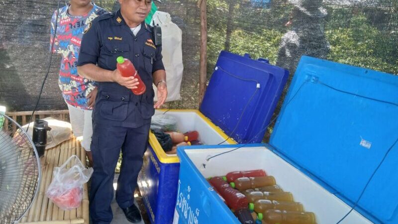 มุกดาหาร ตร บุกจับโรงงานผลิตน้ำกระท่อมจำนวน 689 ขวด รวม 10 สูตร