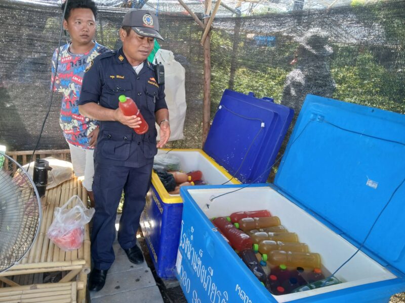 มุกดาหาร ตร บุกจับโรงงานผลิตน้ำกระท่อมจำนวน 689 ขวด รวม 10 สูตร