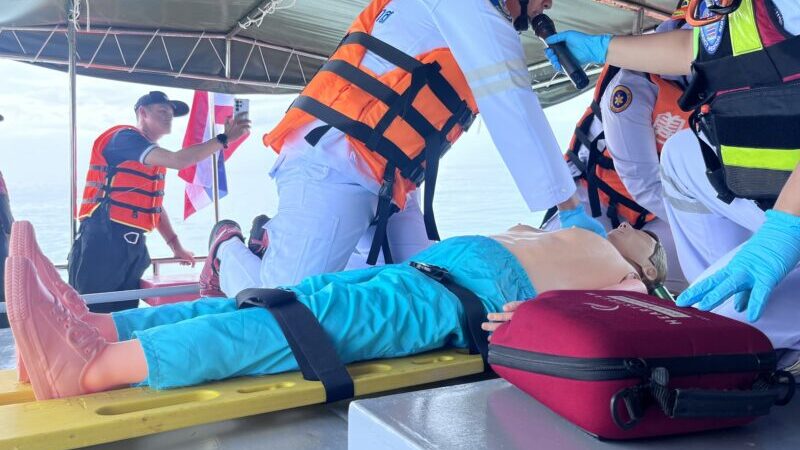 นาทีชีวิต! ศร.ชล.นราธิวาส ซ้อมแผนเผชิญเหตุกลางทะเล “เรือล่มหน้าหาดนราทัศน์” บูรณาการทีมแพทย์ 1669 กู้ชีพ 2 ชาวประมงรอดหวุดหวิด