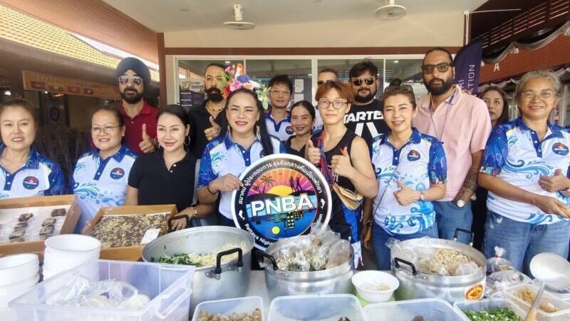 ‘นายกลิซ่า‘ นำทีมผู้ประกอบการกลางคืนพัทยา จัดเลี้ยงก๋วยเตี๋ยวไก่ 600 ชาม เป็นกำลังให้ ตม.ชลบุรี