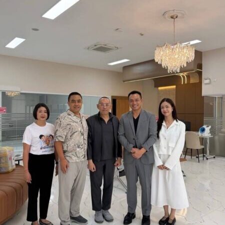 “ดร.เอ” พร้อมครอบครัว มอบคอมพิวเตอร์ให้ รพ.สมเด็จพระนางเจ้าสิริกิติ์ฯ พัฒนาระบบบริการผู้ป่วย