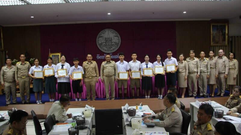 ร้อยเอ็ด – มอบเกียรติบัตร “คนดีศรีสาเกตนคร” เชิดชูเด็กและเยาวชนดีเด่น ตามโครงการทุนการศึกษาพระราชทาน ม.ท.ศ. รุ่นที่ 18 ปี 2569