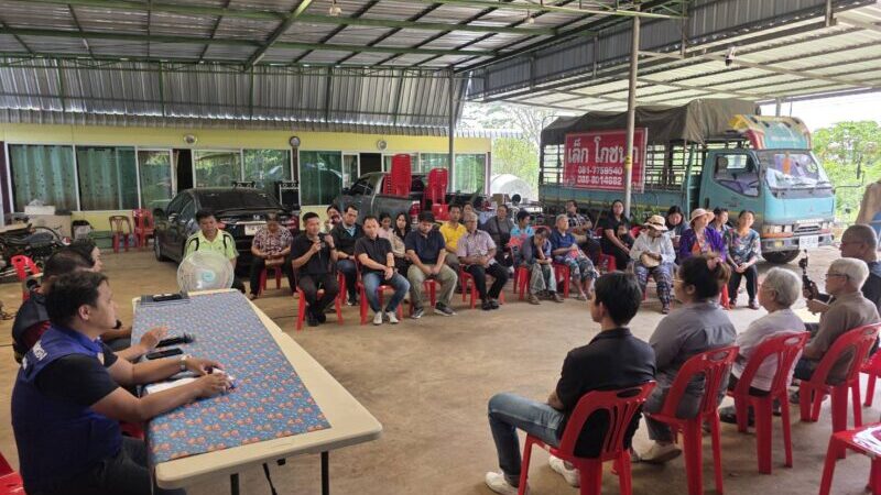 จังหวัดลพบุรี – ทุกข์ชาวบ้านรวมตัวประท้วงกลิ่นเหม็นขี้ไก่ และกองทัพแมลงวันจากฟาร์ม