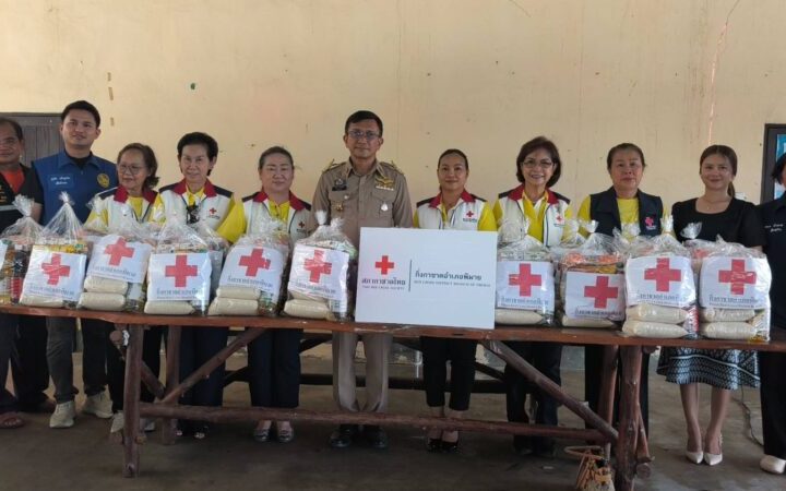 เจ้าหน้าที่ปภ.พิมายเร่งสำรวจความเสียหายจากพายุซัดบ้านพังกว่า 60 หลังคาเรือนพร้อมให้การช่วยเหลือประชาชนที่ได้รับผลกระทบ