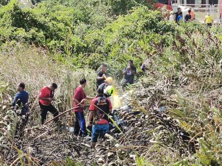 เฮลิคอปเตอร์ส่วนตัวเครื่องยนต์ขัดข้องร่วงตกกลางป่าหญ้า ไฟลุกท่วมเครื่อง เจ้าของโรงงานพร้อมกัปตันหนีตายหวุดหวิด บาดเจ็บเพียงเล็กน้อย