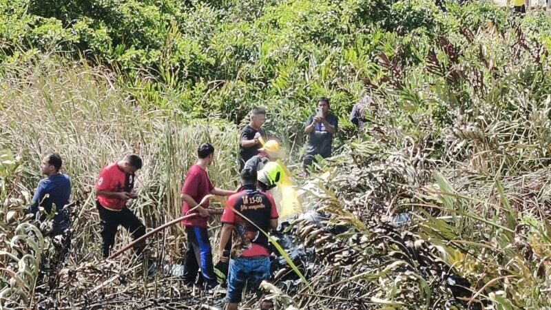 เฮลิคอปเตอร์ส่วนตัวเครื่องยนต์ขัดข้องร่วงตกกลางป่าหญ้า ไฟลุกท่วมเครื่อง เจ้าของโรงงานพร้อมกัปตันหนีตายหวุดหวิด บาดเจ็บเพียงเล็กน้อย
