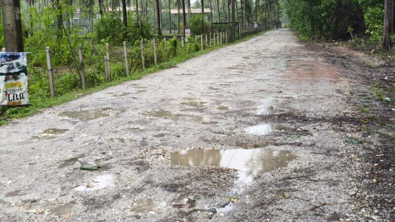 พังงา- ชาวบ้านงง! โครงการสร้างถนนแหล่งท่องเที่ยวย่านเขาหลักกว่า12ล้าน ขึ้นป้ายนาน ยังไร้วี่แววเริ่มงาน ผู้ประกอบการหวั่นกระทบท่องเที่ยว