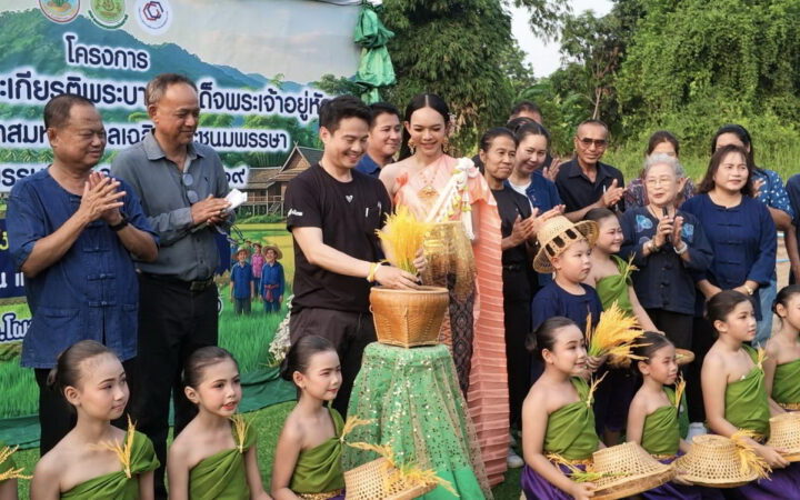 อ่างทอง – รัฐมนตรีประจำสำนักนายกรัฐมนตรีโชว์ลีลาขับรถดำนาปลูกข้าวส่งเสริมให้เกษตรกรลดต้นทุนเพิ่มประสิทธิภาพการผลิตและนำเทคโนโลยีมาใช้ ถือเป็นแนวทางสำคัญในการพัฒนาภาคการเกษตรให้มีความมั่นคงและยั่งยืน