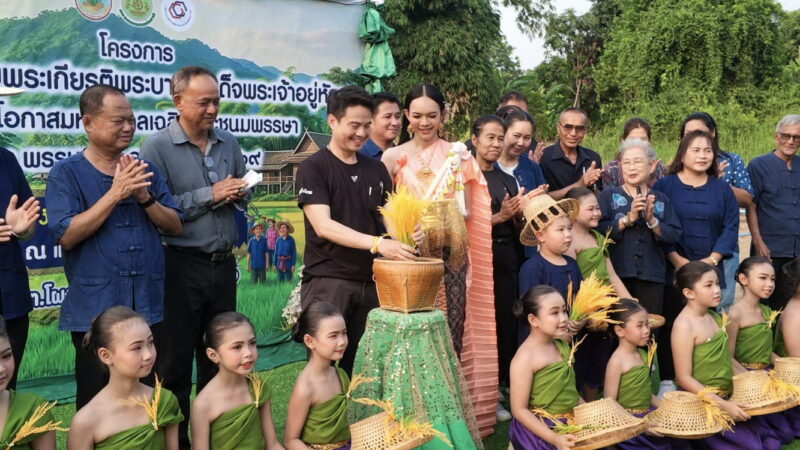 อ่างทอง – รัฐมนตรีประจำสำนักนายกรัฐมนตรีโชว์ลีลาขับรถดำนาปลูกข้าวส่งเสริมให้เกษตรกรลดต้นทุนเพิ่มประสิทธิภาพการผลิตและนำเทคโนโลยีมาใช้ ถือเป็นแนวทางสำคัญในการพัฒนาภาคการเกษตรให้มีความมั่นคงและยั่งยืน