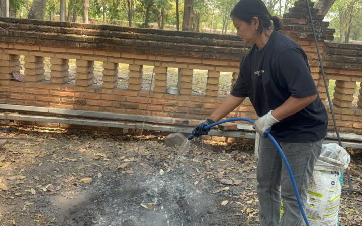 อ่างทอง – ผู้ใหญ่บ้านสาวไอเดียร์แจ่มทำปุ๋ยไบโอชาร์จากใบไม้แห้งโดยใช้เตาศูนย์บาท เป็นการเปลี่ยนขยะเศษใบไม้เป็นถ่านปุ๋ยนำไปปรับปรุงดิน ใช้กับต้นไม้ภายในพื้นที่วัดและริมทางสาธารณะในหมู่บ้าน เผยดูการทำจากสื่อออนไลน์