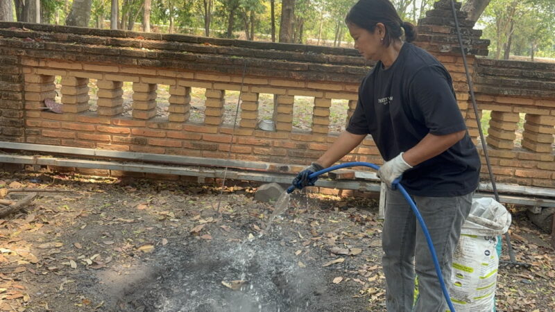 อ่างทอง – ผู้ใหญ่บ้านสาวไอเดียร์แจ่มทำปุ๋ยไบโอชาร์จากใบไม้แห้งโดยใช้เตาศูนย์บาท เป็นการเปลี่ยนขยะเศษใบไม้เป็นถ่านปุ๋ยนำไปปรับปรุงดิน ใช้กับต้นไม้ภายในพื้นที่วัดและริมทางสาธารณะในหมู่บ้าน เผยดูการทำจากสื่อออนไลน์