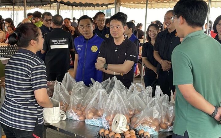 อ่างทอง – ชาวบ้านออกจับจ่ายไทยช่วยไทยคึกคักหมุนเวียนไปในทุกตำบลแต่ละอำเภอ เพื่อให้เข้าถึงประชาชน ด้าน รมต.ภราดร ชวนใช้ “ คนละครึ่งพลัส ” 1 มิ.ย. นี้