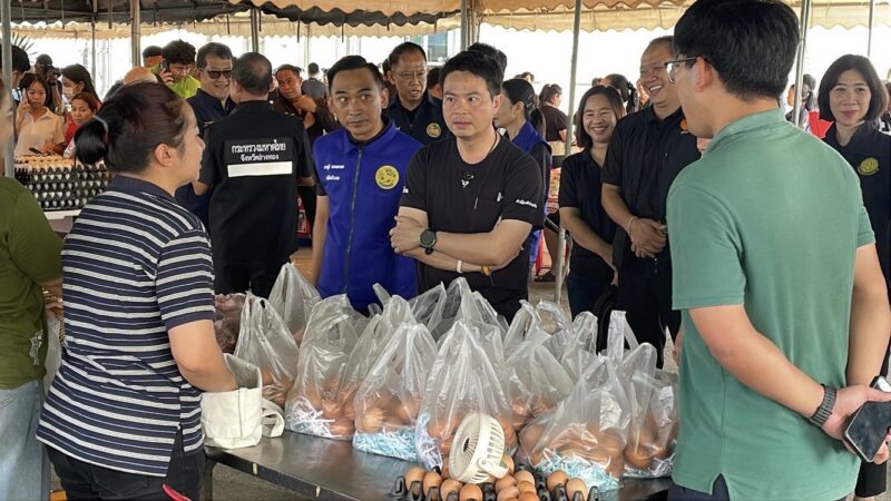 อ่างทอง – ชาวบ้านออกจับจ่ายไทยช่วยไทยคึกคักหมุนเวียนไปในทุกตำบลแต่ละอำเภอ เพื่อให้เข้าถึงประชาชน ด้าน รมต.ภราดร ชวนใช้ “ คนละครึ่งพลัส ” 1 มิ.ย. นี้