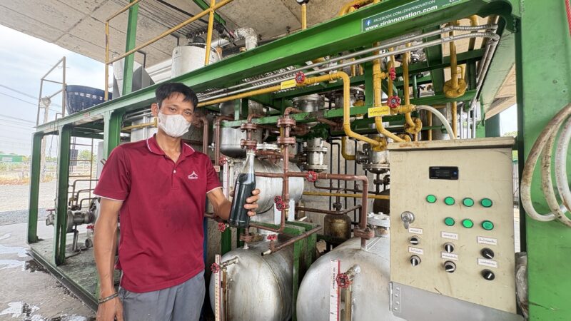 ปทุมธานี – ตลาดสี่มุมเมืองโชว์นวัตกรรมเปลี่ยนขยะพลาสติกเป็นน้ำมันลดค่าใช้จ่ายแสนบาทต่อปี
