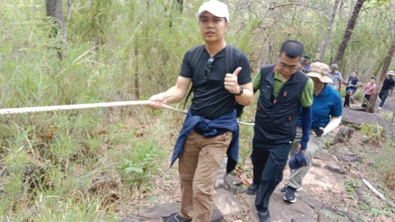 พ่อเมืองมุกดาหารร่วมกิจกรรมเดินป่า มาราธอน บนเส้นทางศึกษาธรรมชาติ ระยะทาง 7 กิโลเมตร