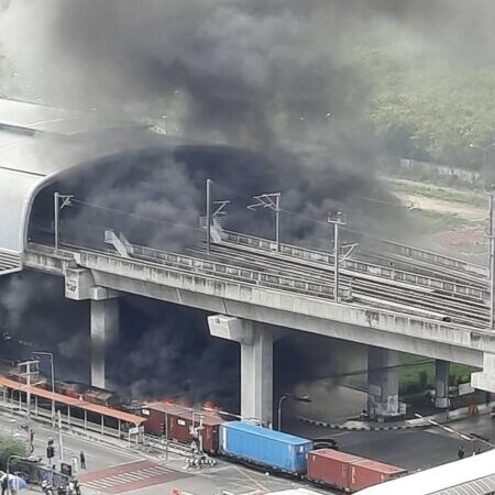 สลดอโศก-ดินแดง รถไฟชนรถเมล์ไฟไหม้วอด เสียชีวิตคาซาก 8 ราย