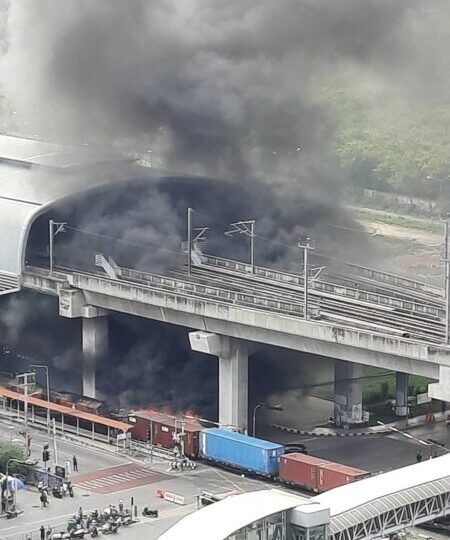 สลดอโศก-ดินแดง รถไฟชนรถเมล์ไฟไหม้วอด เสียชีวิตคาซาก 8 ราย