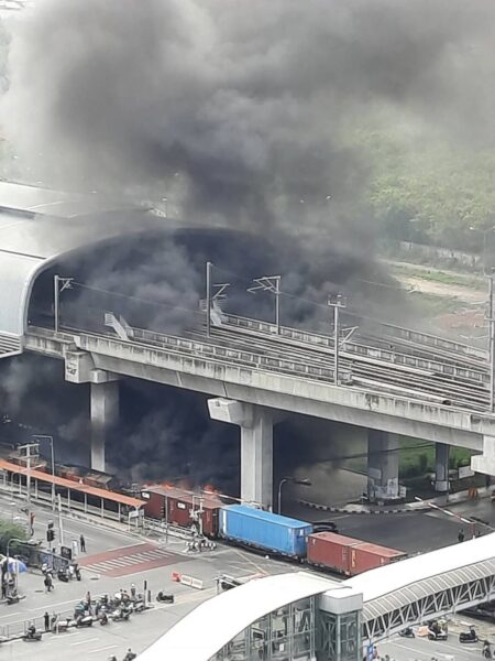 สลดอโศก-ดินแดง รถไฟชนรถเมล์ไฟไหม้วอด เสียชีวิตคาซาก 8 ราย