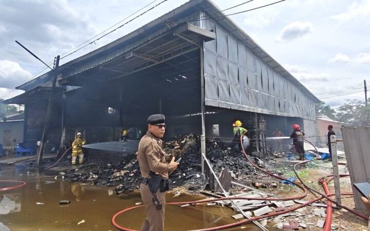 ปทุมธานี – ระทึกไฟไหม้ร้านรีไซเคิลคลองสามวอดทั้งหลัง