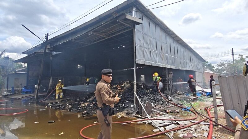 ปทุมธานี – ระทึกไฟไหม้ร้านรีไซเคิลคลองสามวอดทั้งหลัง