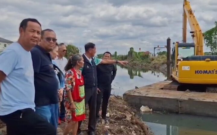 ปทุมธานี – แข่งกับฝน นายก อบจ.เร่งขุดลำรางข้างทางรถไฟ หวั่น 8 ชุมชนจมน้ำหลังชาวบ้านผวานอนไม่หลับ