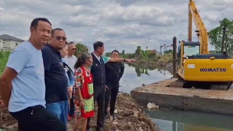 ปทุมธานี – แข่งกับฝน นายก อบจ.เร่งขุดลำรางข้างทางรถไฟ หวั่น 8 ชุมชนจมน้ำหลังชาวบ้านผวานอนไม่หลับ