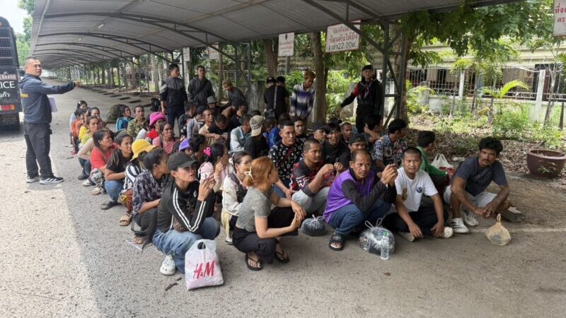 สระแก้ว-เปิดประตูเล็กด่านคลองลึก ผลักดันชาวกัมพูชา 57 คนกลับประเทศ ตามขั้นตอนกฎหมาย