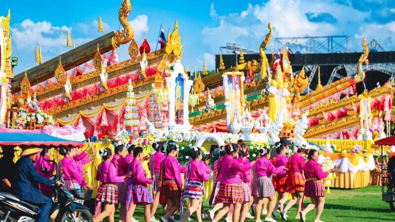 บุญบั้งไฟยางสีสุราชสุดคึกคัก ประธานเปิดงานนั่ง “ซาเล้ง” นำขบวน นางรำ 7 ตำบลฟ้อนขอฝนพญาแถน