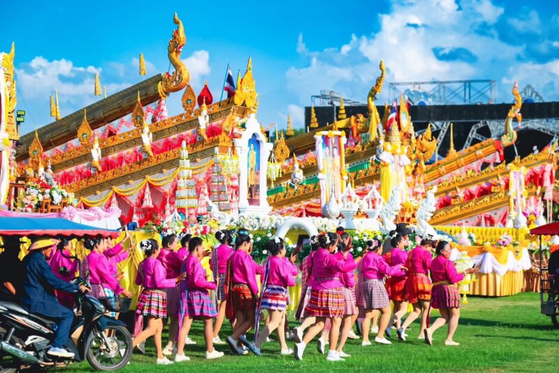 บุญบั้งไฟยางสีสุราชสุดคึกคัก ประธานเปิดงานนั่ง “ซาเล้ง” นำขบวน นางรำ 7 ตำบลฟ้อนขอฝนพญาแถน