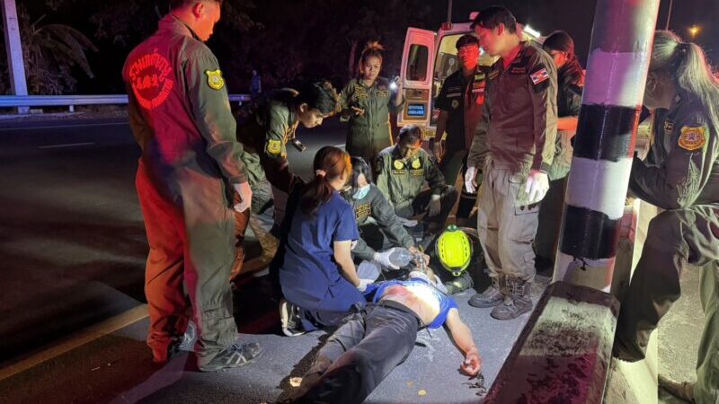 ปทุมธานี – หนุ่มเมียนมาร์ขับจยย.ซิ่งเสยแบริเออร์ดับคู่สาวซ้อนท้ายคอขาดกระเด็นข้ามเลน