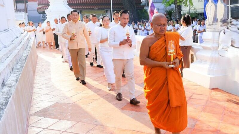 ลพบุรี – พุทธศาสนิกชนชาวลพบุรีทำบุญตักบาตรเวียนเทียนเนื่องในวันวิสาขบูชา
