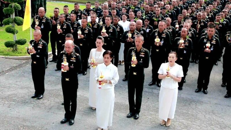 ลพบุรี – พุทธศาสนิกชนชาวลพบุรีทำบุญตักบาตรเวียนเทียนเนื่องในวันวิสาขบูชา