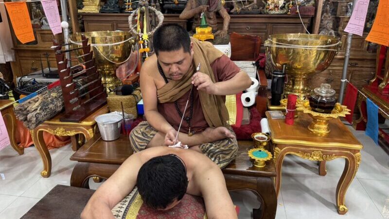 ปทุมธานี – ไหว้ครูสักยันต์ฤาษีเณร ศิษย์ของขึ้น ฮือฮาเลขตะกรุดไม้พญาแหย่แย้