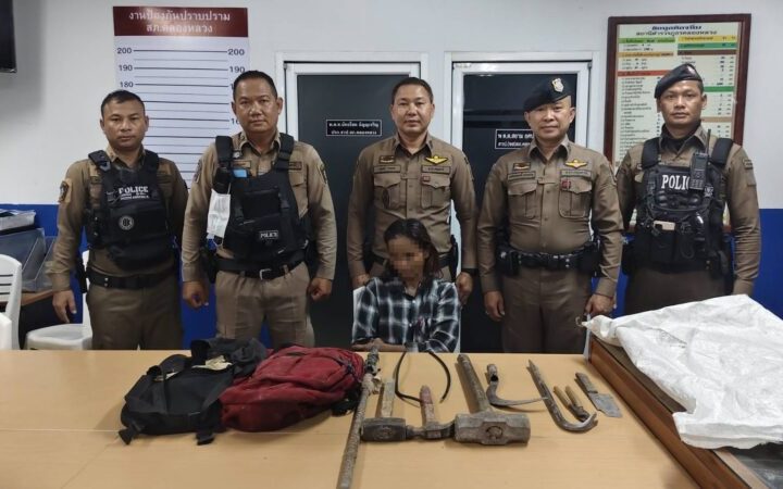 ปทุมธานี – อาสาตร.ตาไวบุกตะครุบแก๊งลักตัดสายไฟเกาะกลาง2หนุ่มเผ่นหนีทิ้งสาวรับกรรม