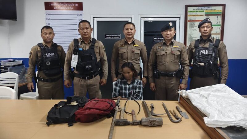 ปทุมธานี – อาสาตร.ตาไวบุกตะครุบแก๊งลักตัดสายไฟเกาะกลาง2หนุ่มเผ่นหนีทิ้งสาวรับกรรม