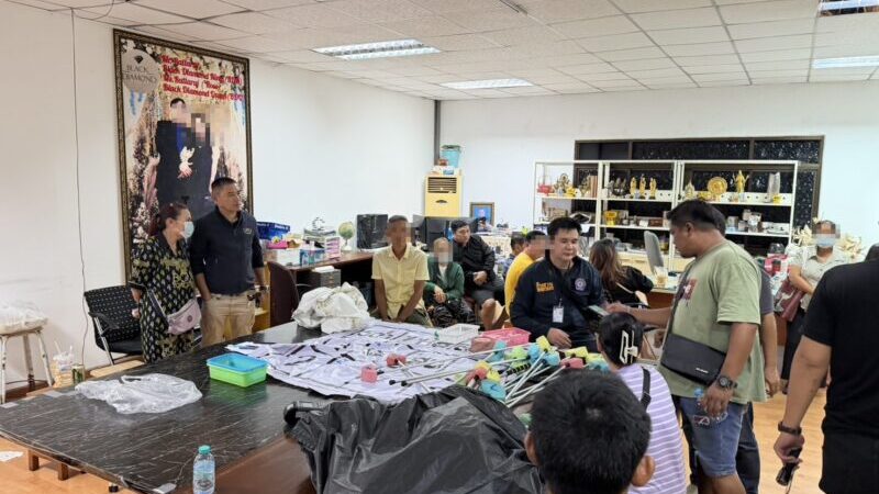 ปทุมธานี – ตร.บุกทลายบ่อนไฮโลรวบผีพนัน 34 ชีวิตคาโต๊ะอ้างเพิ่งแอบเล่นได้แค่ 2 วัน