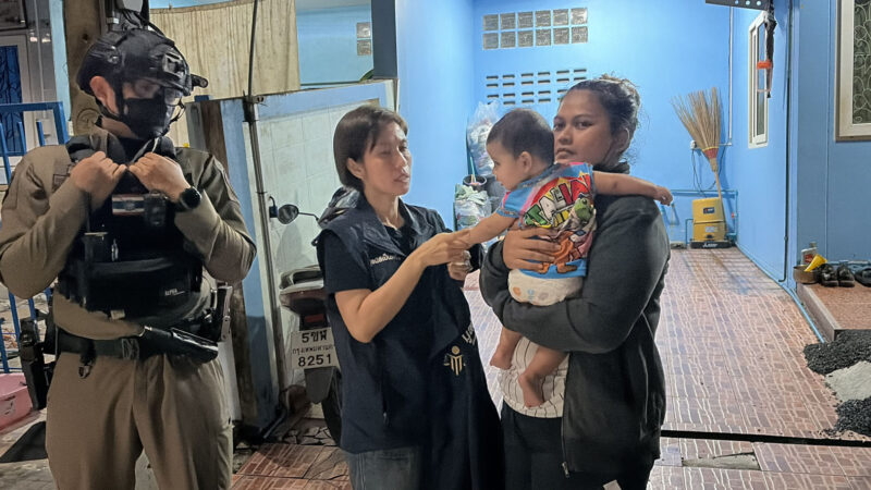 สาวแม่ลูกอ่อนผวาสามีคลั่งยาเสพติดราดน้ำมันขู่จุดไฟ หวั่นไม่ปลอดภัย โร่ขอความช่วยเหลือต้นอ้อเป็นหนึ่งพาเข้าแจ้งความช่วยลูกวัย6เดือน