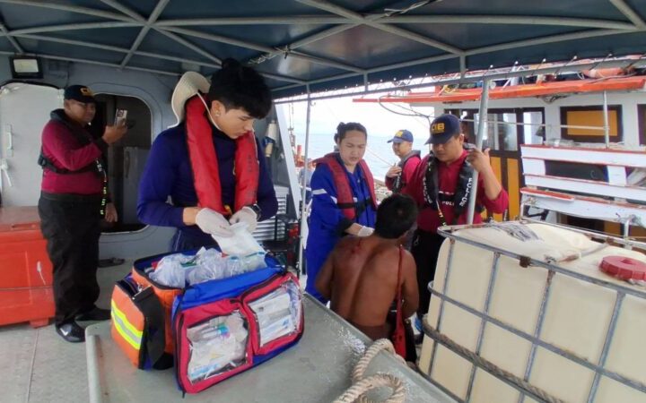 ประจวบคีรีขันธ์ – ตำรวจน้ำบางสะพานนำทีมแพทย์ฝ่าคลื่นลมช่วยลูกเรือกลางทะเลหลังมีลูกเรือประสบอุบัติเหตุขณะทำการประมง