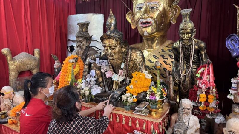 ปทุมธานี – ปชช.แห่แก้บนแน่นอาศรมฤาษีเณรพร้อมส่องเลขอ่างน้ำมนต์ลุ้นโชคใหญ่