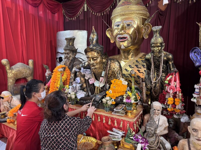 ปทุมธานี – ปชช.แห่แก้บนแน่นอาศรมฤาษีเณรพร้อมส่องเลขอ่างน้ำมนต์ลุ้นโชคใหญ่