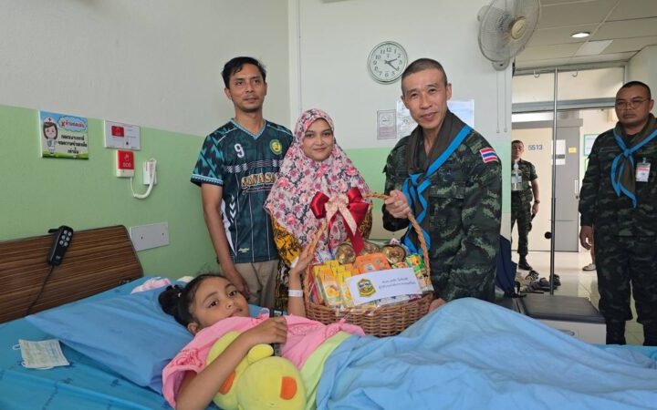 ผบ.ควบคุมสุริโยทัย รุดอุ้มขวัญเหยื่อไฟใต้แม่เผยฝันร้าย “กระสุนฝังลึกใกล้ประสาท”แพทย์จำใจยุติผ่าตัดปล่อยคาขาเด็ก 9 ขวบ ชี้เป้าทีมล่า “อาแซ แบเล๊าะ”