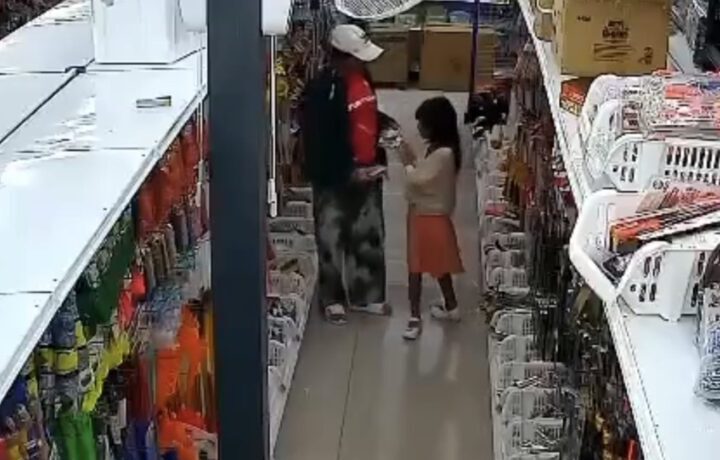 ปทุมธานี – สุดสลดแม่สอนลูก 7 ขวบขโมยของในร้านค้าวงจรปิดจับภาพได้