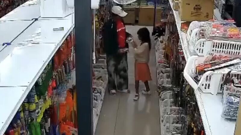 ปทุมธานี – สุดสลดแม่สอนลูก 7 ขวบขโมยของในร้านค้าวงจรปิดจับภาพได้