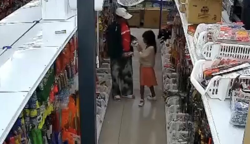 ปทุมธานี – สุดสลดแม่สอนลูก 7 ขวบขโมยของในร้านค้าวงจรปิดจับภาพได้