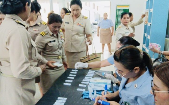 ชุมพร – เดือด!!!นายอำเภอท่าแซะ จัดหนักเปิดปฏิบัติการ “กวาดบ้านตัวเอง” สั่ง อส. ล็อกประตูห้องประชุม ตรวจปัสสาวะหาสารเสพติด