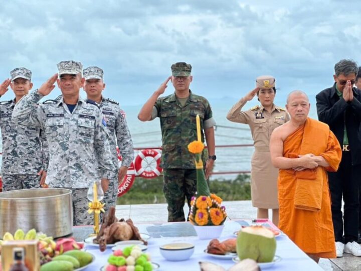 ตราด – ทัพเรือภาคที่ 1 จัดพิธีบวงสรวง พลเรือเอก พระเจ้าบรมวงศ์เธอ กรมหลวงชุมพรเขตอุดมศักดิ์ พร้อมมอบอุปกรณ์การเรียนการสอน อุปกรณ์กีฬา ยา และเวชภัณฑ์ ให้กับโรงเรียนบ้านไม้รูด (วิสิทธิ์ประชาสรรค์)