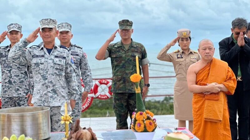 ตราด – ทัพเรือภาคที่ 1 จัดพิธีบวงสรวง พลเรือเอก พระเจ้าบรมวงศ์เธอ กรมหลวงชุมพรเขตอุดมศักดิ์ พร้อมมอบอุปกรณ์การเรียนการสอน อุปกรณ์กีฬา ยา และเวชภัณฑ์ ให้กับโรงเรียนบ้านไม้รูด (วิสิทธิ์ประชาสรรค์)