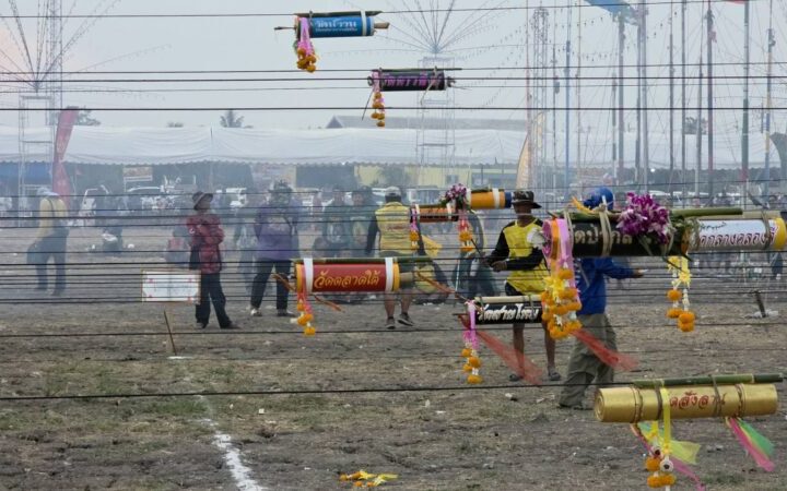 ปทุมธานี – ระเบิดศึกจรวดมอญจิ๋ว ลุ้นสนุกประทับใจนักท่องเที่ยว